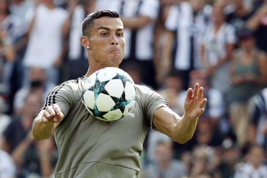 Cristiano Ronaldo anima il riscaldamento della Juve. AP